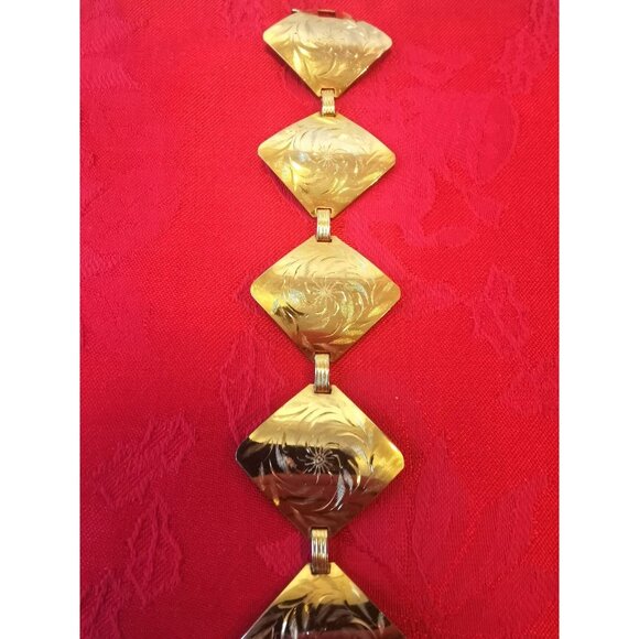 Gold Toned Diamond Pattern Design Bracelet 7" Size Medium - Picture 4 of 7